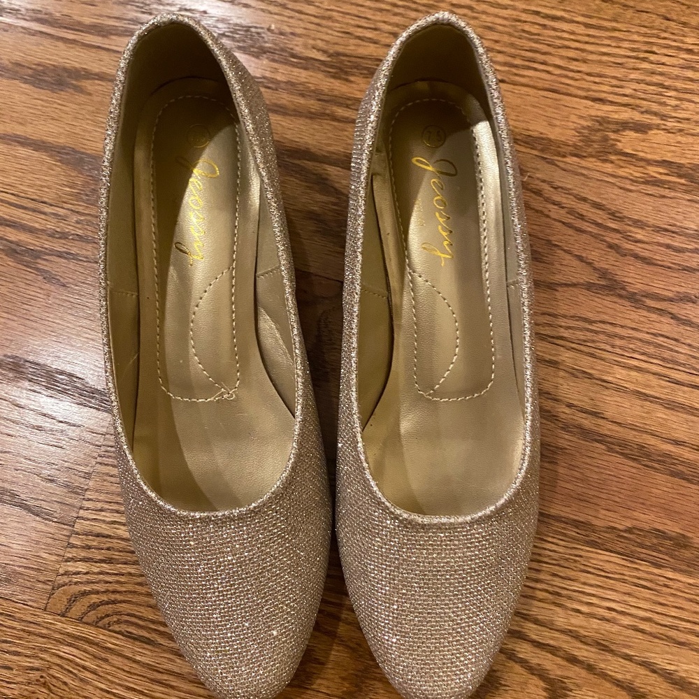 Jessy Milan Gold Sparkle low heel shoes